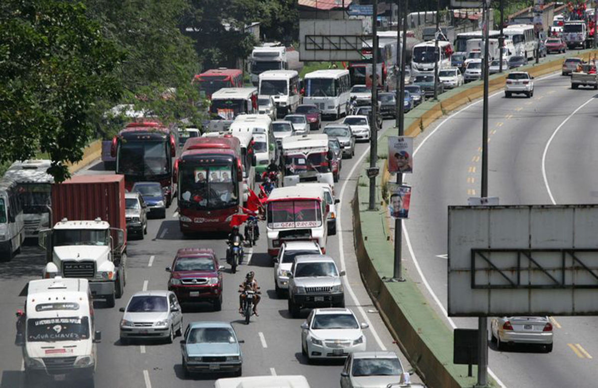 Lanzan dos cadáveres baleados en autopista Valle-Coche