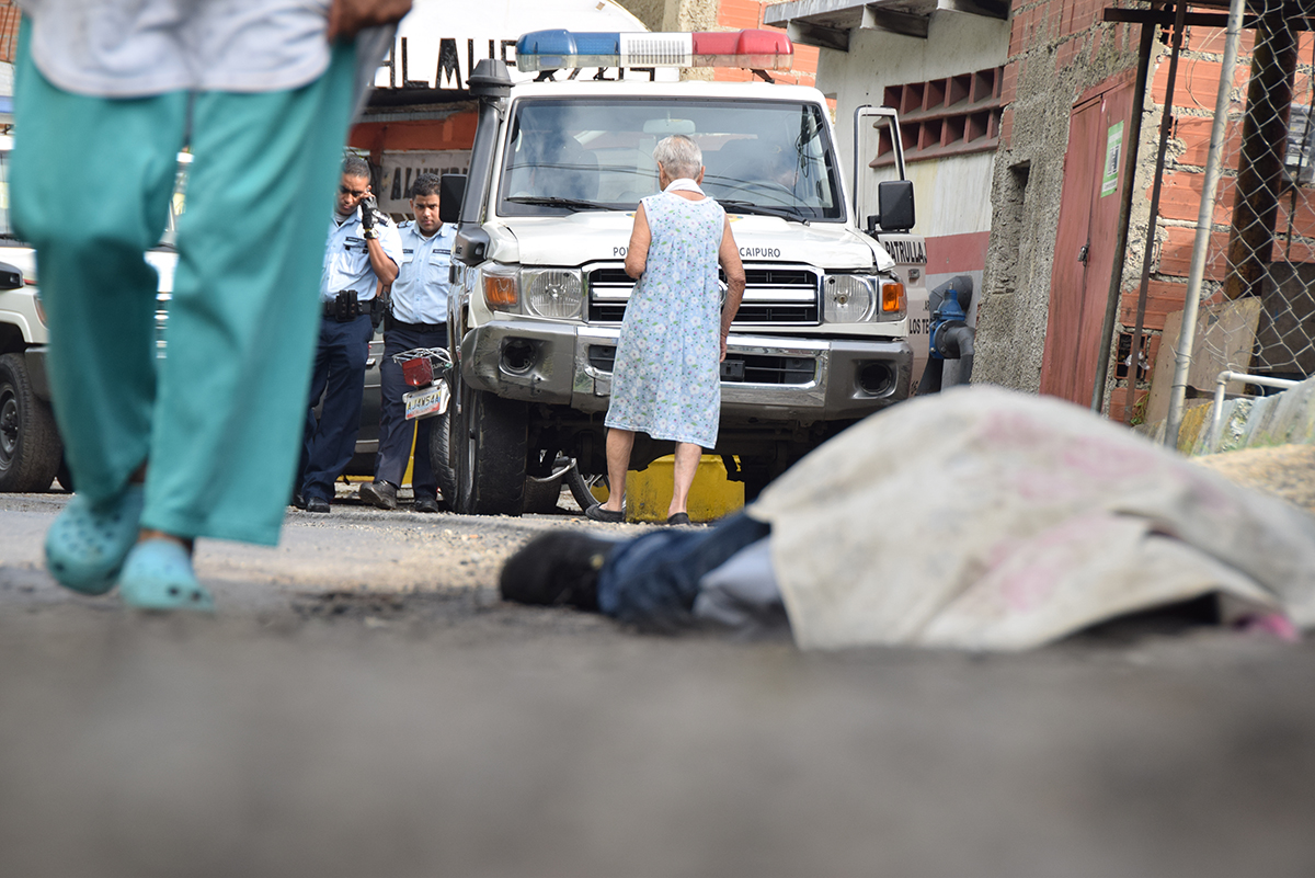 Hallan cadáver tiroteado en la carretera vieja