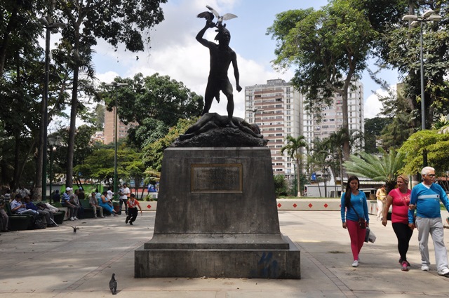 Tirotean a muchacho en la Plaza Guaicapuro