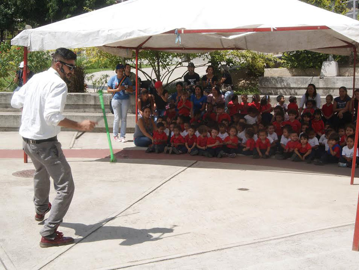 Estudiantes disfrutan de obras de teatro