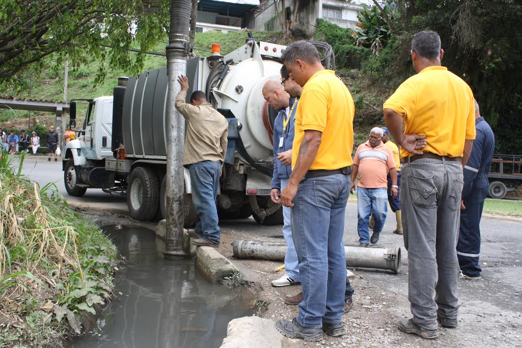 Destapan alcantarillas en Los Salias