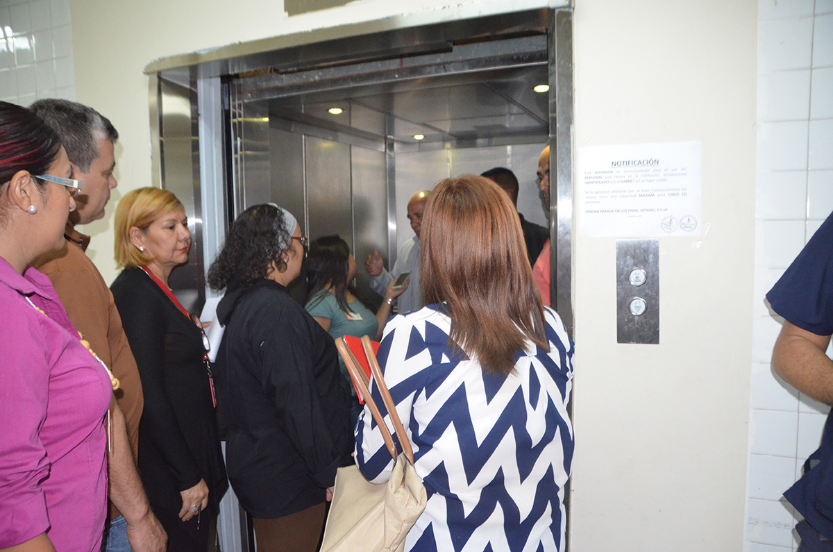 Usuarios del HVS aplauden reparación de ascensores