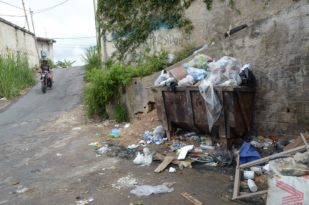 Derrame de cloacas tiene un mes en la calle Unión