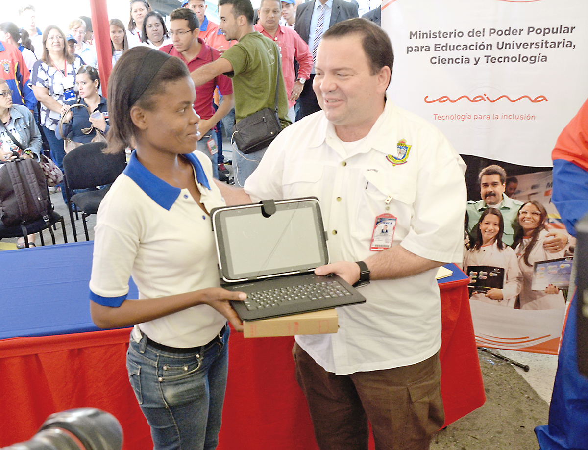 Estudiantes de la Unefa  recibieron 1.998 tabletas