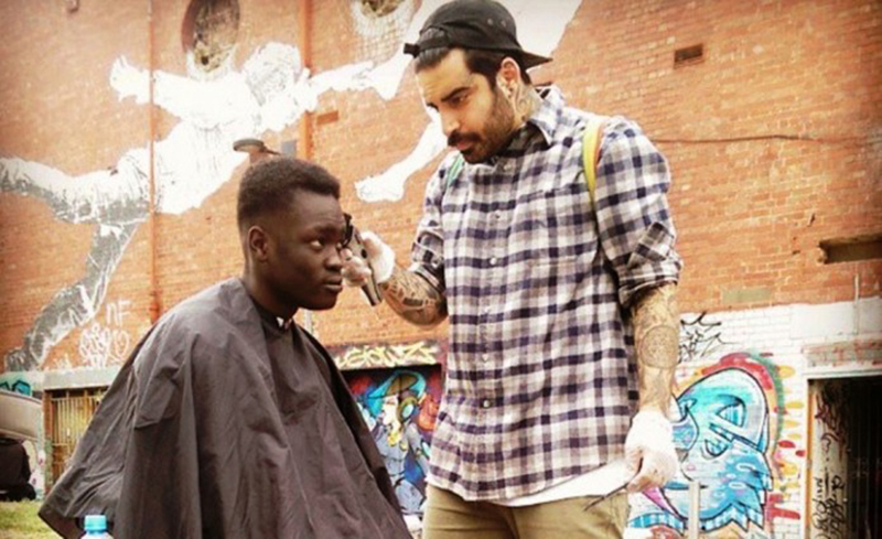 Solidaridad: Barbero callejero le cambia el look a vagabundos
