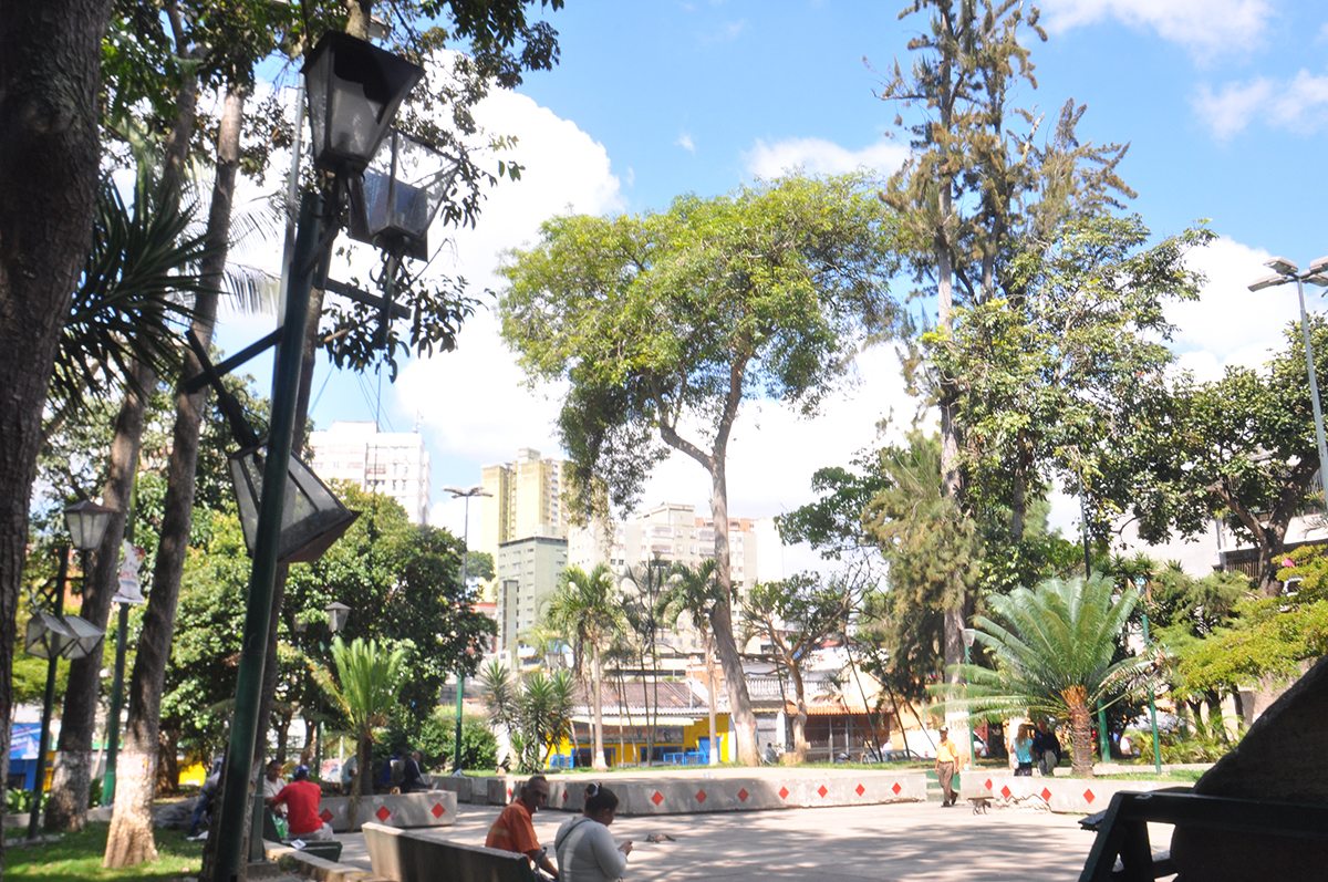 Claman por sustitución de luminarias en plaza Guaicaipuro