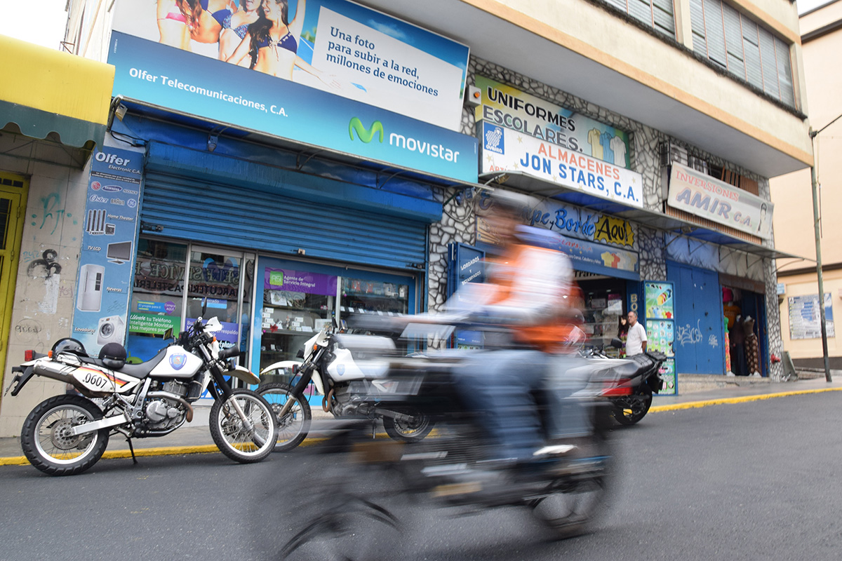 Motochoros cargaron con Bs. 1 millón  de tienda telefónica