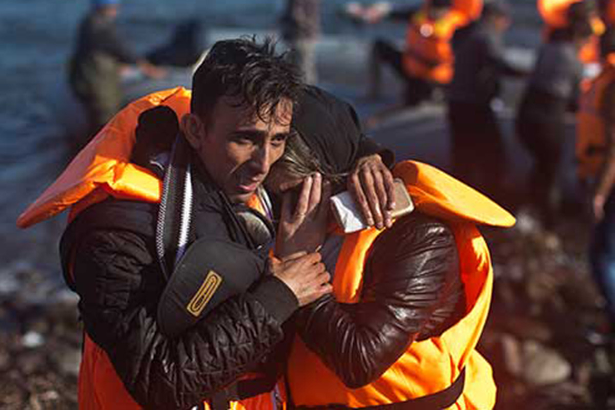 Mueren 14 migrantes al naufragar barco frente a costas turcas