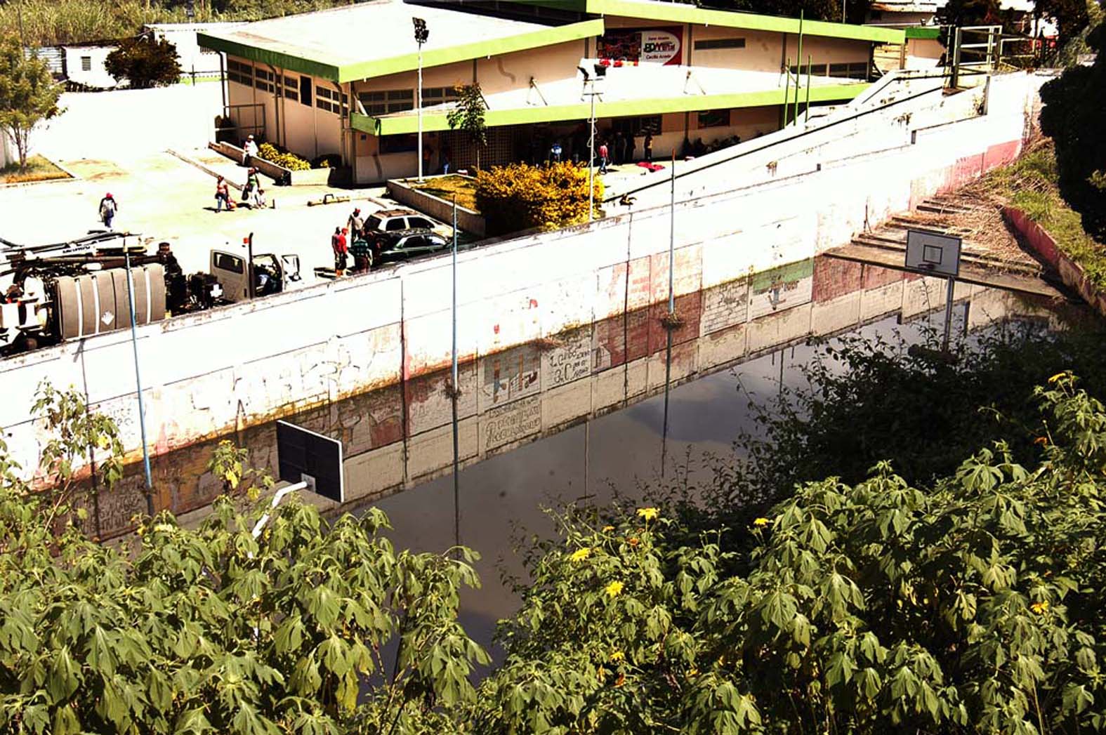 Achican cancha  inundada de la ETC Muñoz Tébar