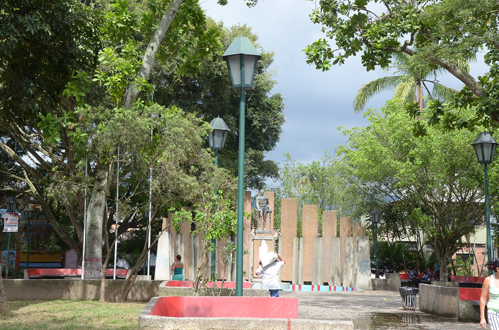 Piden luz para la plaza Miranda