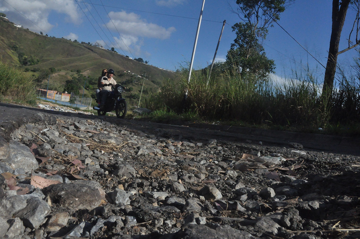 Asfaltado incompleto en Barrio Ayacucho