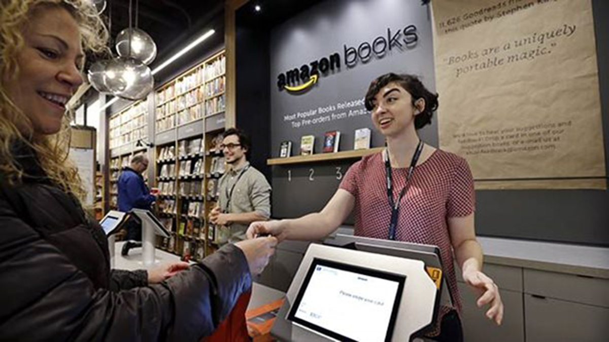 Amazon abrió su primera tienda física de libros
