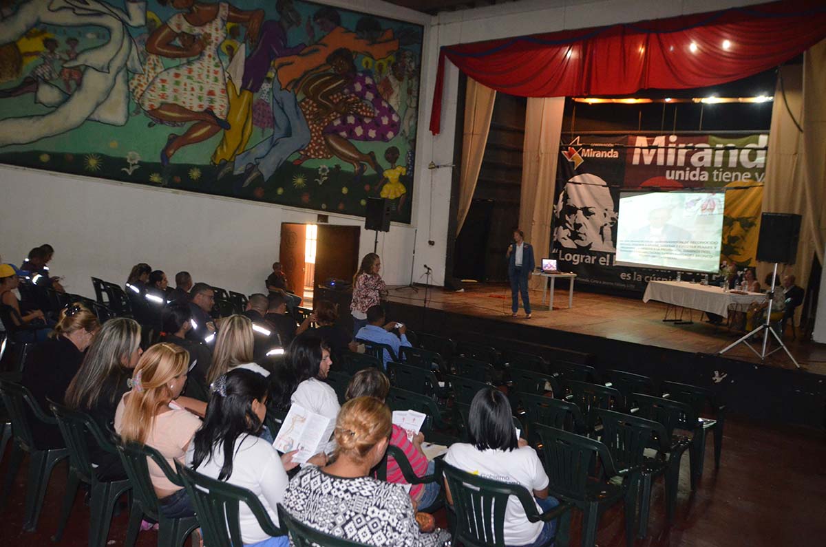 Bomberos asistieron a conferencia de tabaquismo