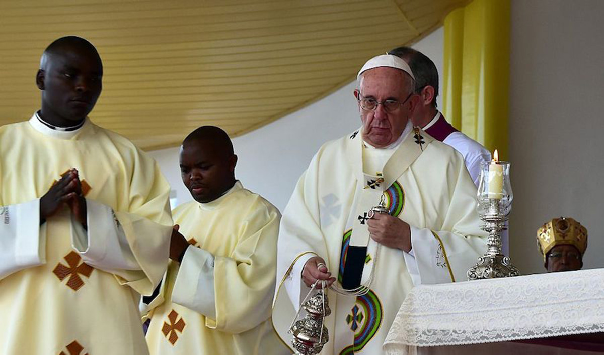 Una multitud asiste a la primera misa del papa Francisco en África