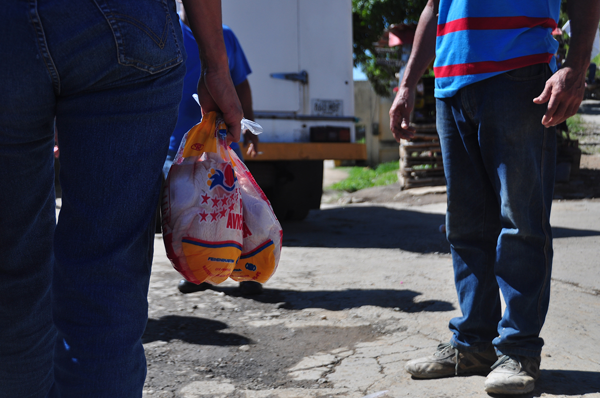 Llevaron 2.000 kilos de pollo regulado a El Tigrito