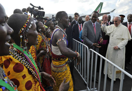 Papa ofrece apoyo espiritual y material en África