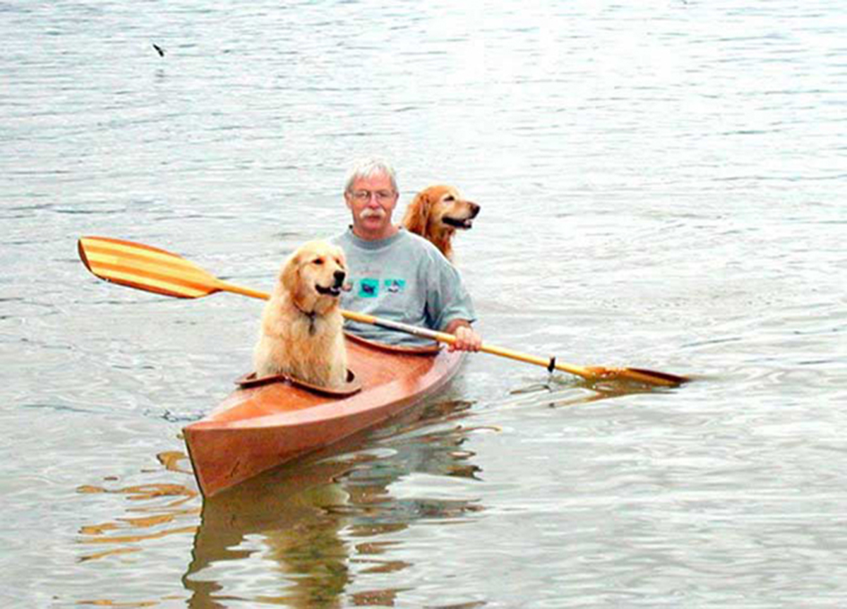 Modificó su Kayak para llevar a sus perros a pasear