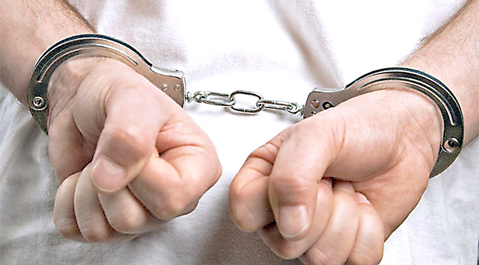 Detienen a gruero con 75 panelas de marihuana