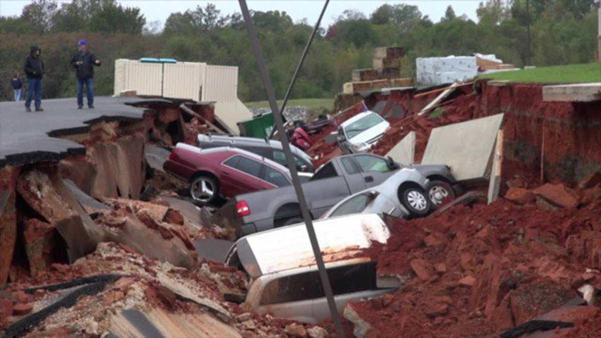 Enorme socavón ‘se tragó’ al menos 12 vehículos en Mississippi