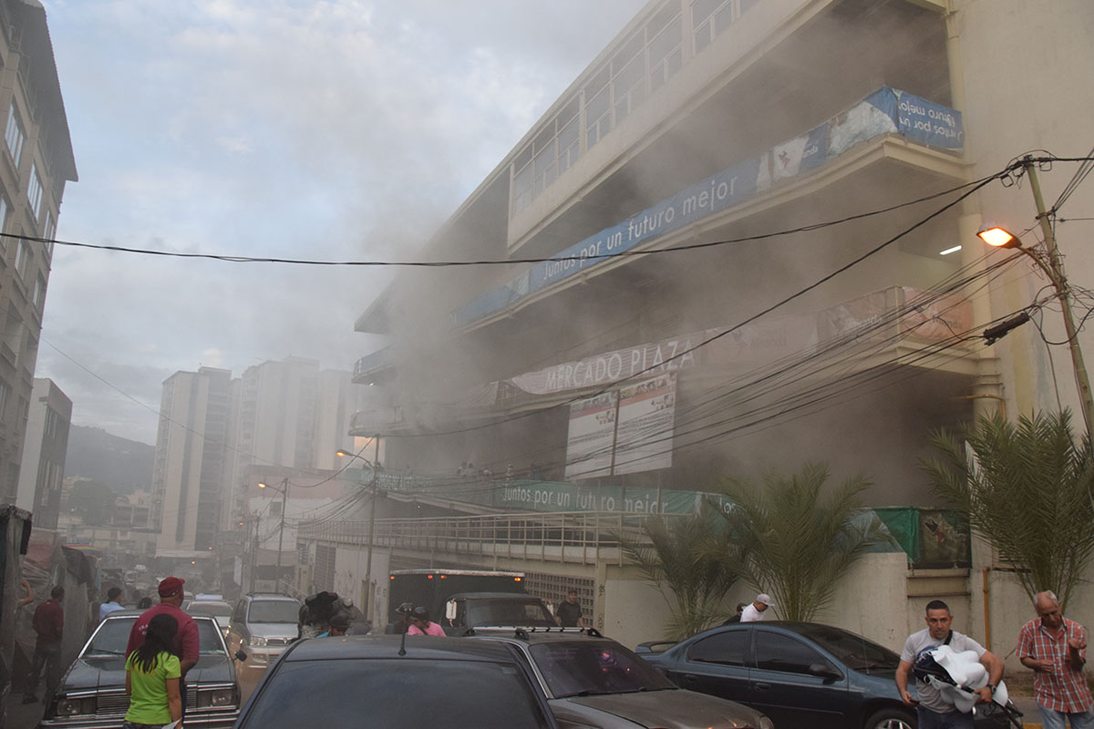 Incendio arrasó con tres locales del Mercado Plaza