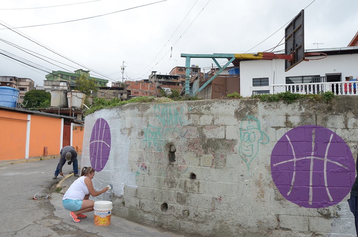 Comunales pintan cancha improvisada en La Matica