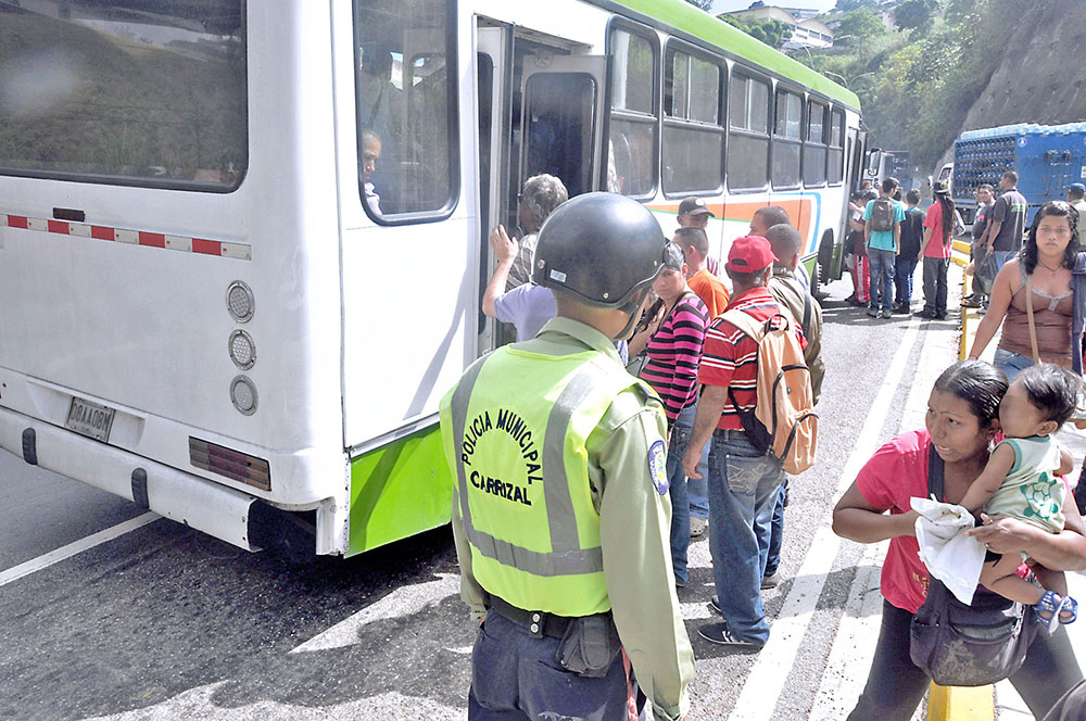 Aplican verificación de documentos en transporte público