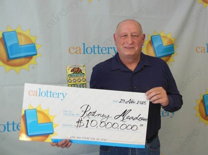 Hombre gana la lotería dos veces y se vuelve millonario en pocos minutos
