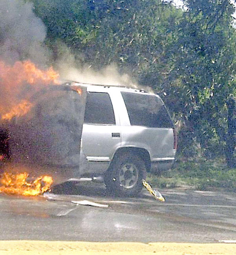 Sin heridos camioneta que se incendió en Cecilio Acosta