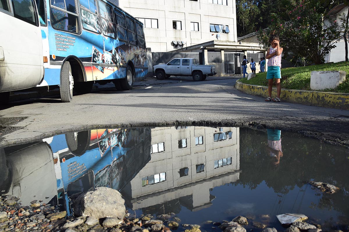 Aguas negras afectan a 34 familias refugiadas