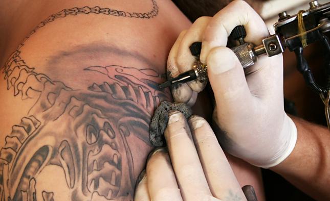 Tatuarse puede generar complicaciones en la piel