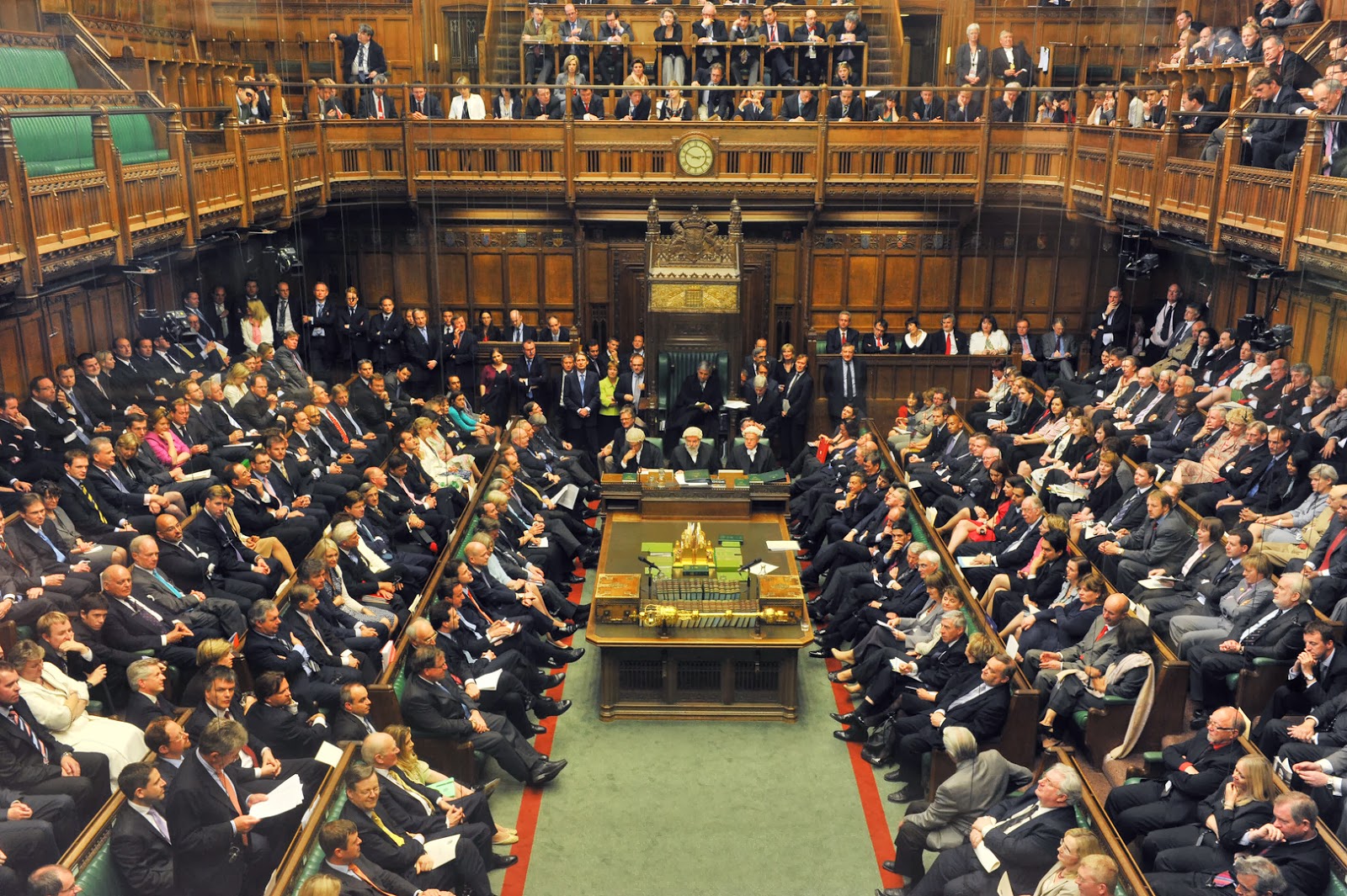 Parlamento británico aprueba bombardear al ISIS en Siria