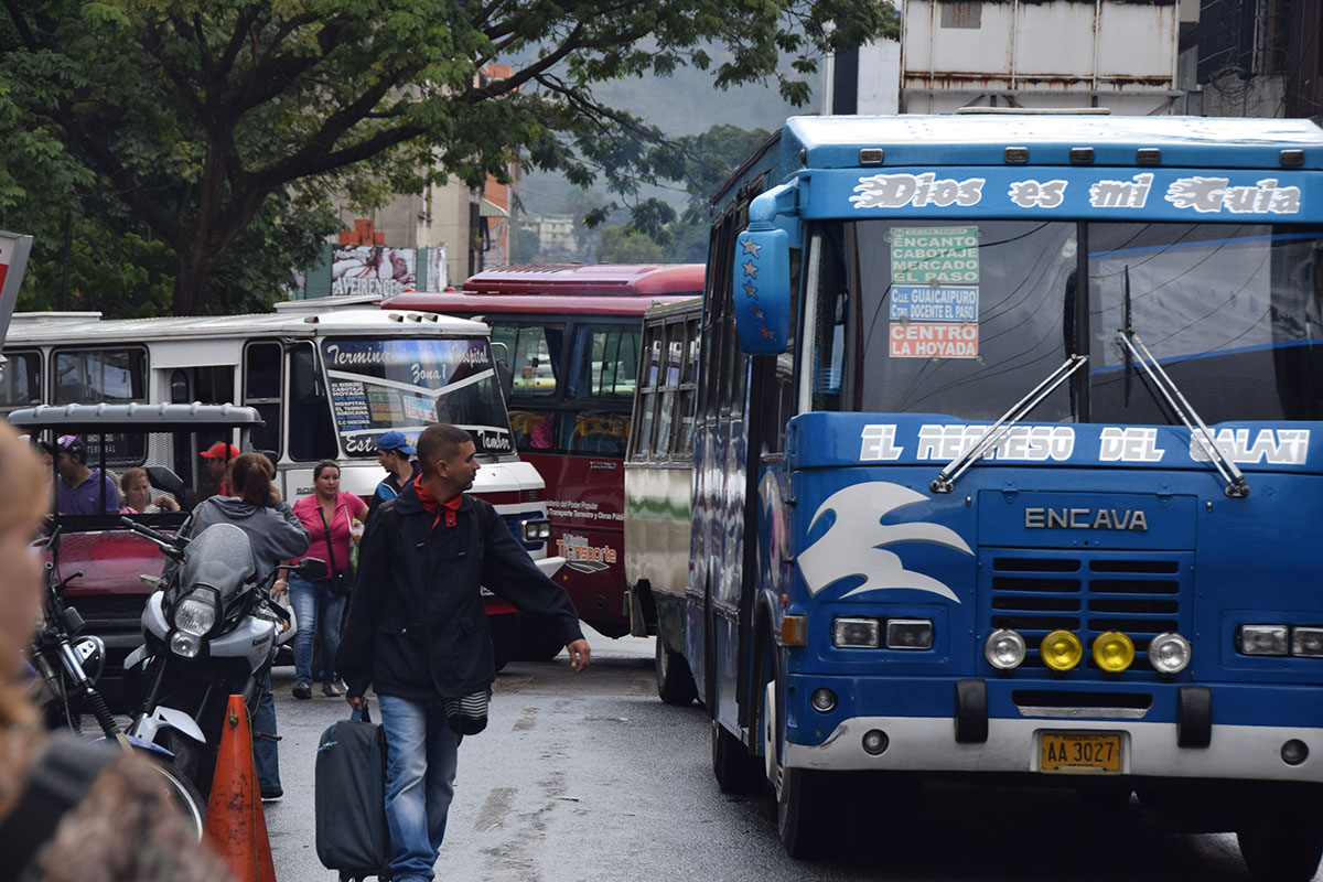 Autobuseros comenzarán a cobrar Bs. 20 desde el lunes