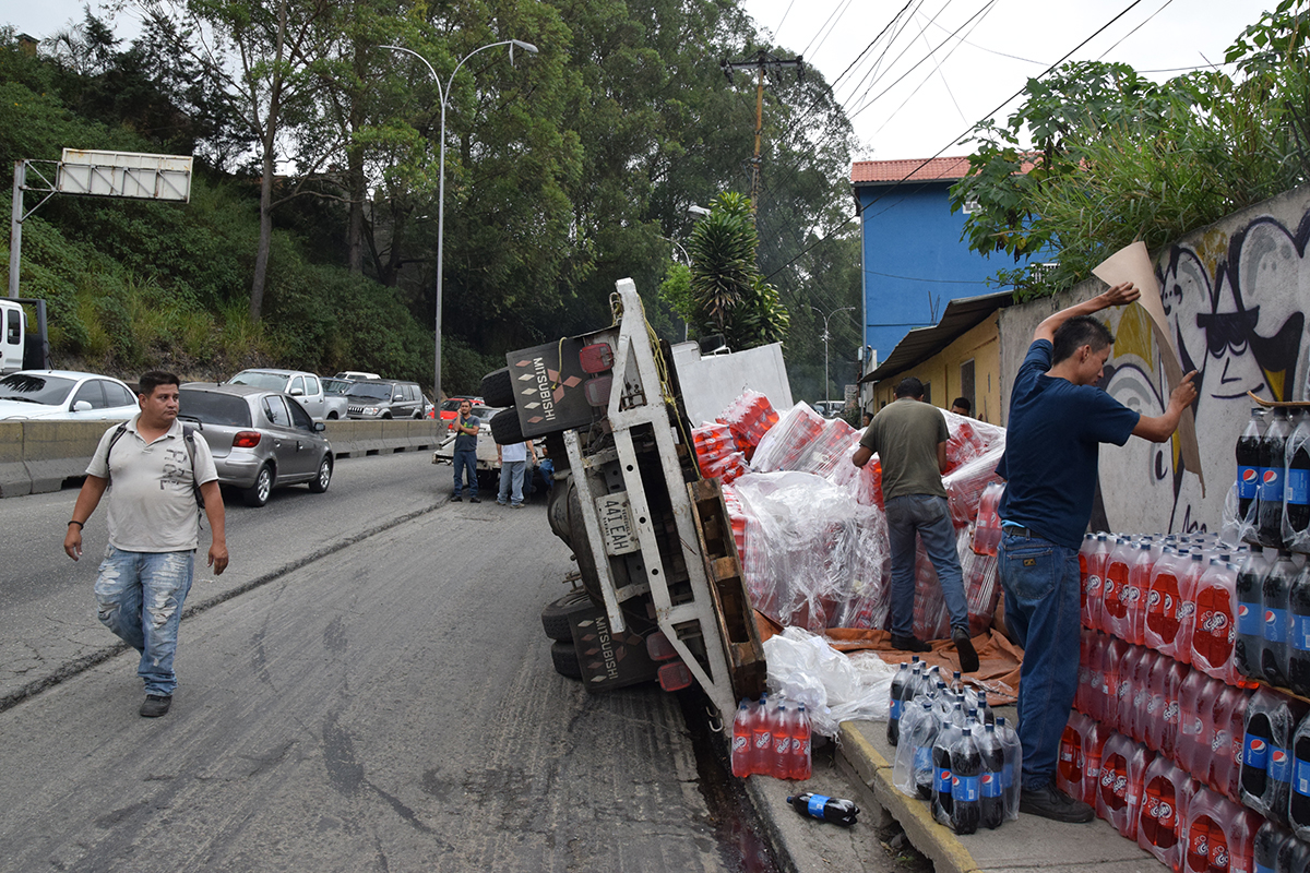 Camión cargado de refrescos se volcó en la Panamericana