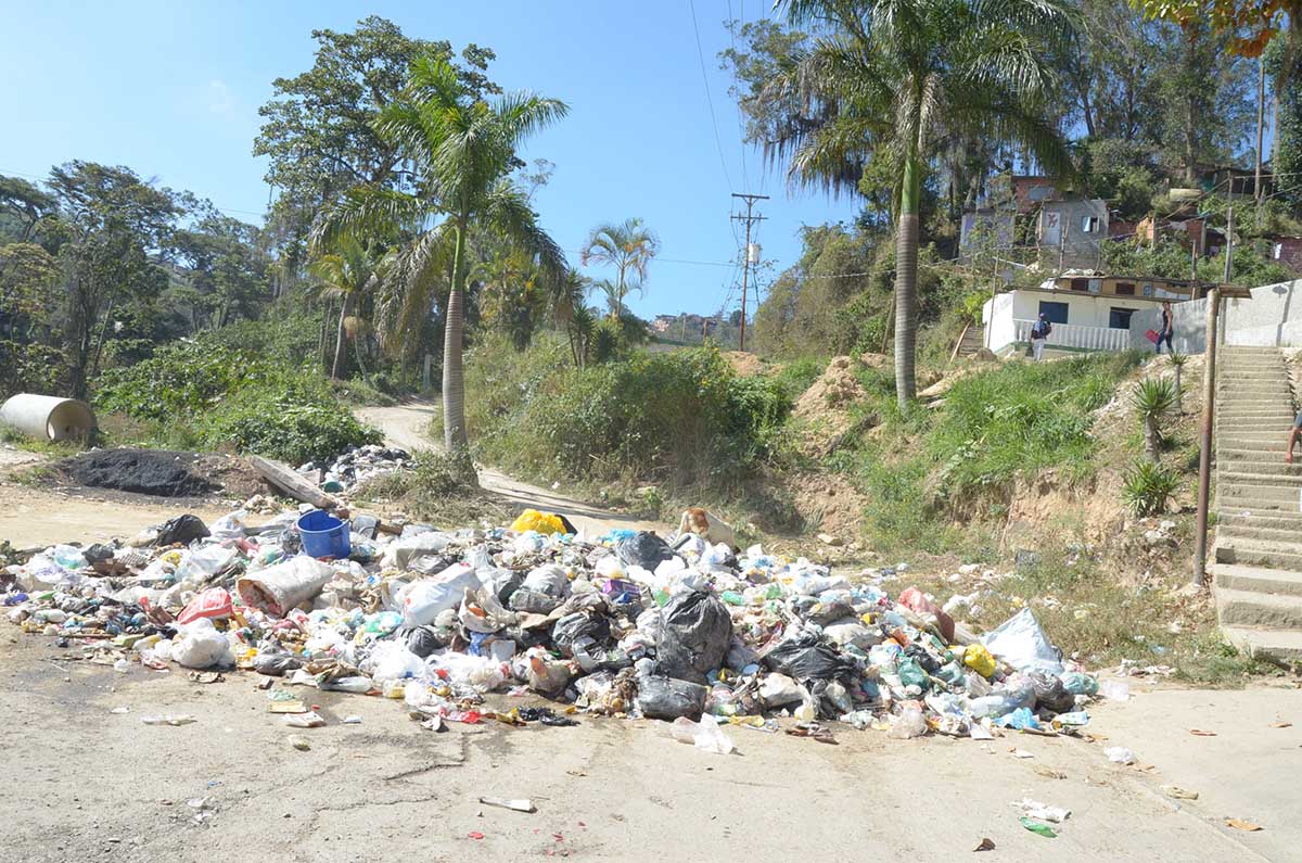 Chamos de la Túnel 10 estudian rodeados de basura