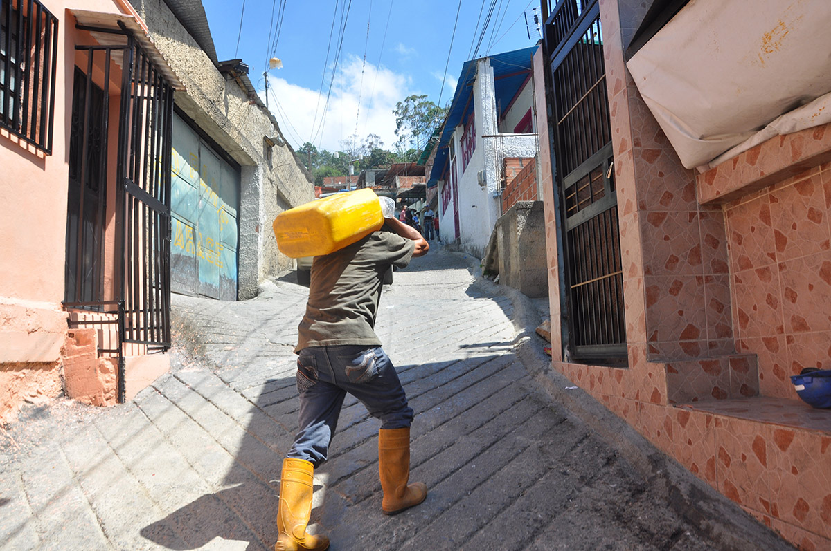 Bote de aguas negras afecta a Barrio La Cruz