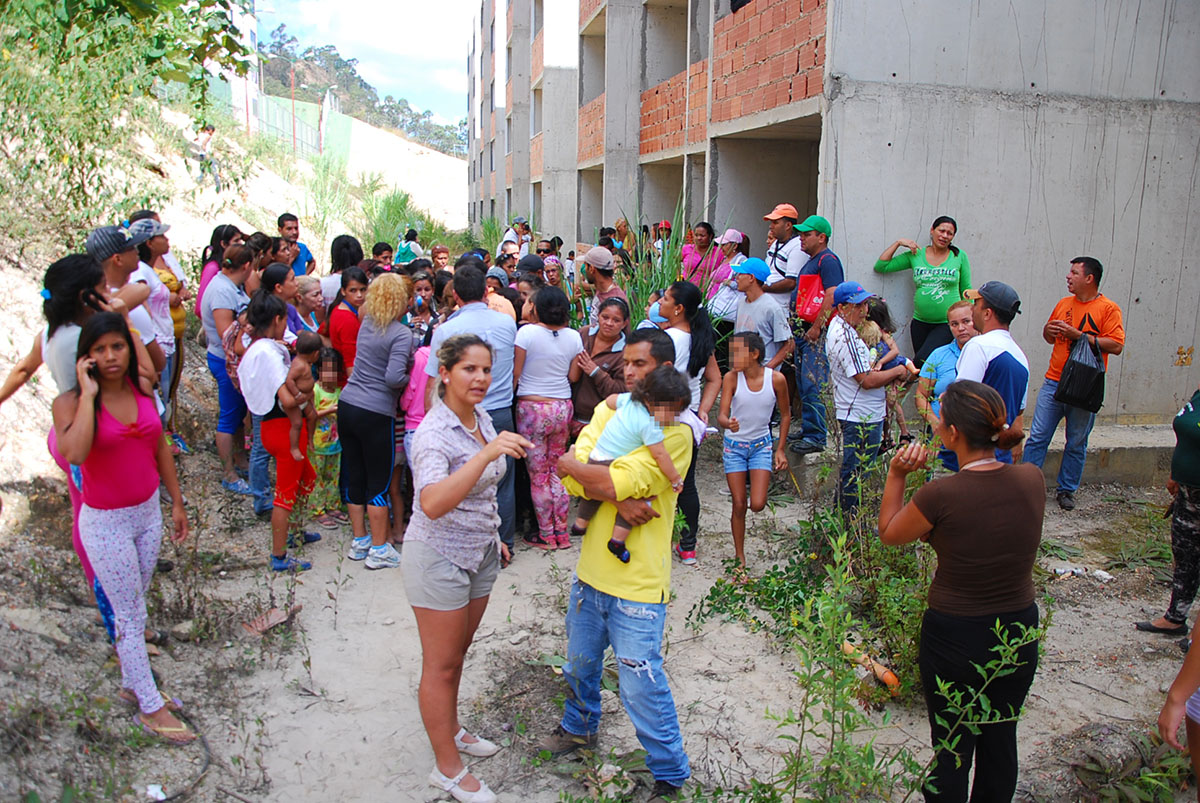 180 familias invaden  apartamentos de El Chorrito