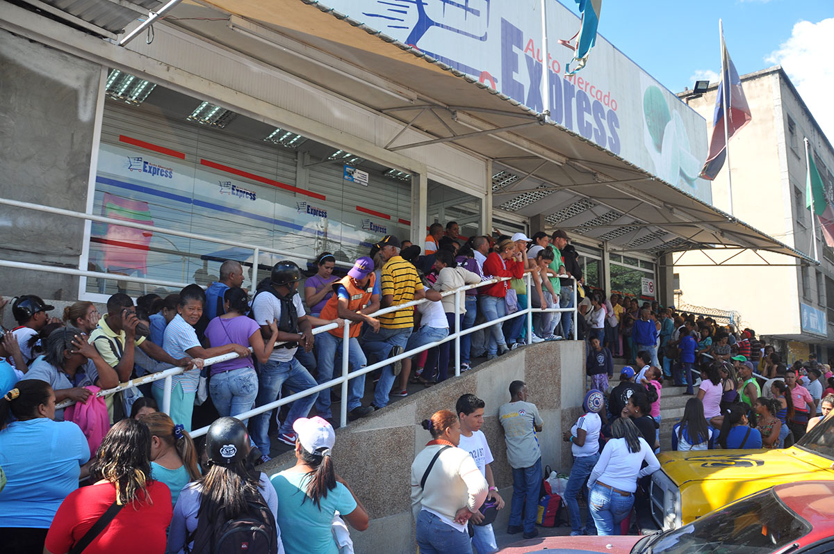 Tumulto en el Express para comprar  azúcar y harina de maíz