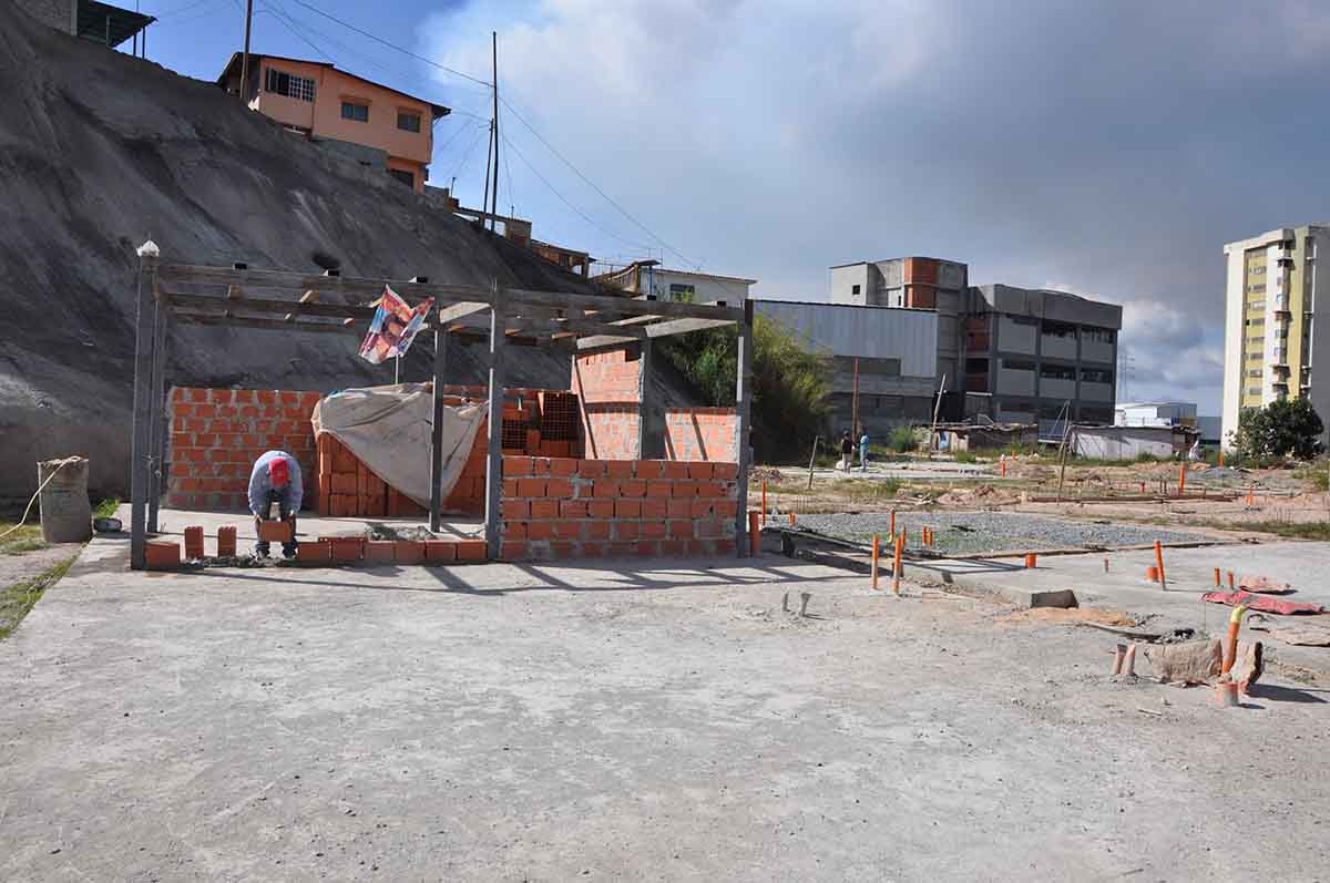Piden agilizar construcción de casas en Lomas de Santa Bárbara