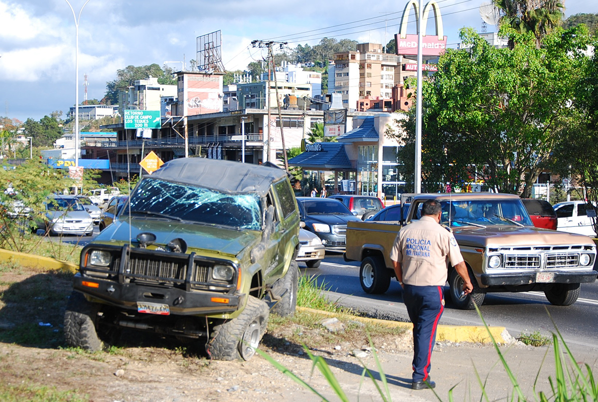 Por un descuido chofer volcó su camioneta
