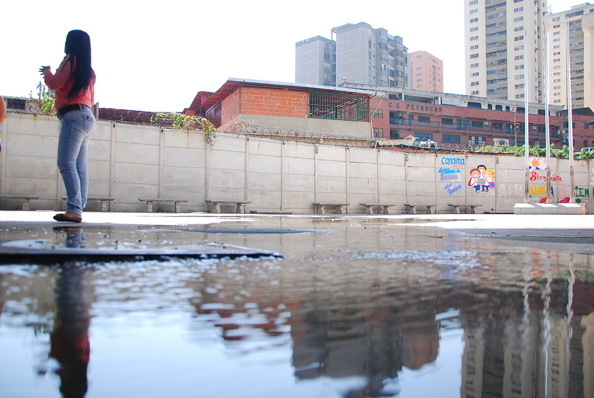 Reportan bote de agua sucia en la Manuel Clemente Urbaneja