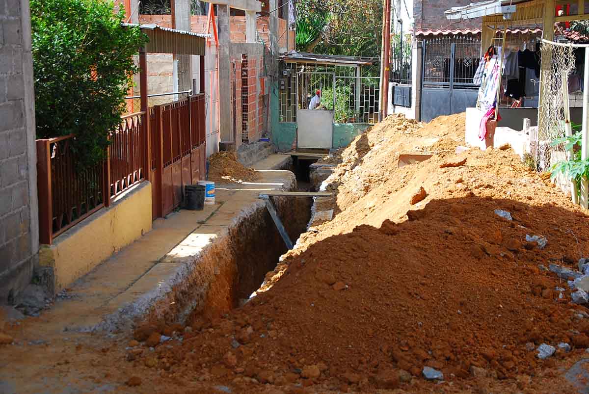 Aguas negras inundan callejón Los Pérez