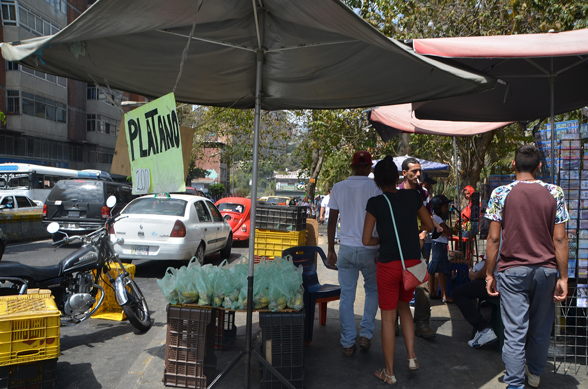 Los fines la plaza Guaicaipuro  parece mercado popular