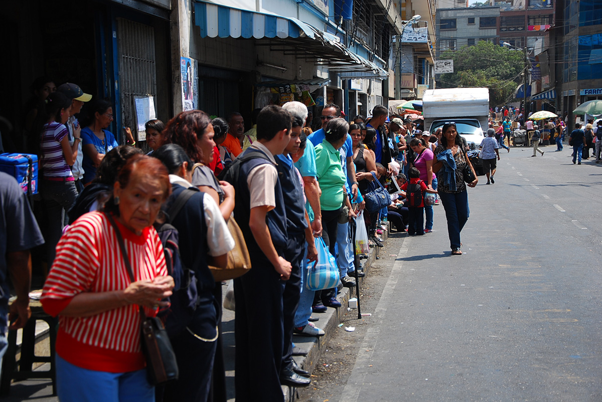 Hasta dos horas en cola  pierden vecinos de Lagunetica