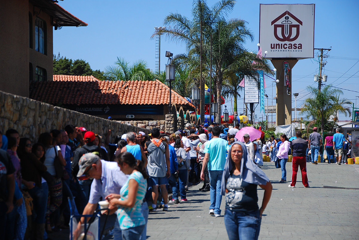 Sanantoñeros madrugaron  por productos regulados