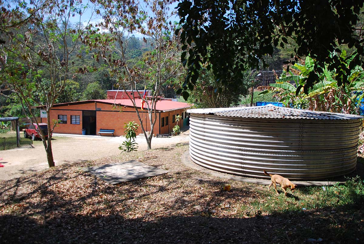 Con tobito se abastecen en escuela de Las Cadenas