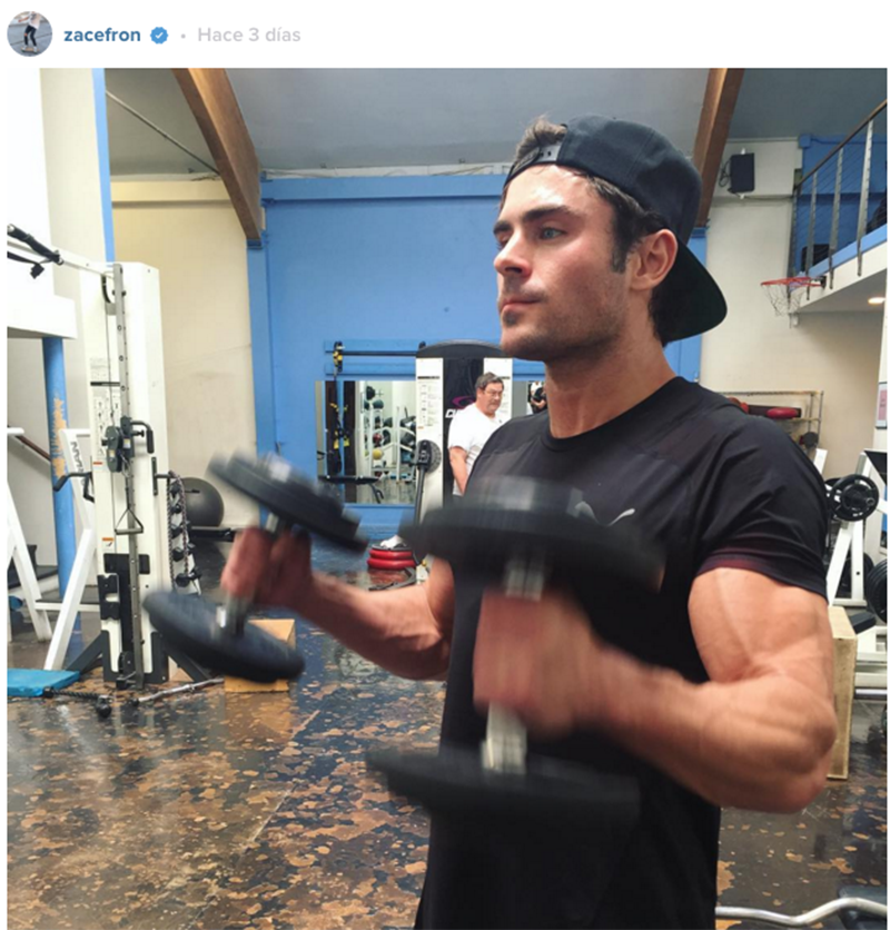 Zac Efron luce sus gigantes biceps para Baywatch