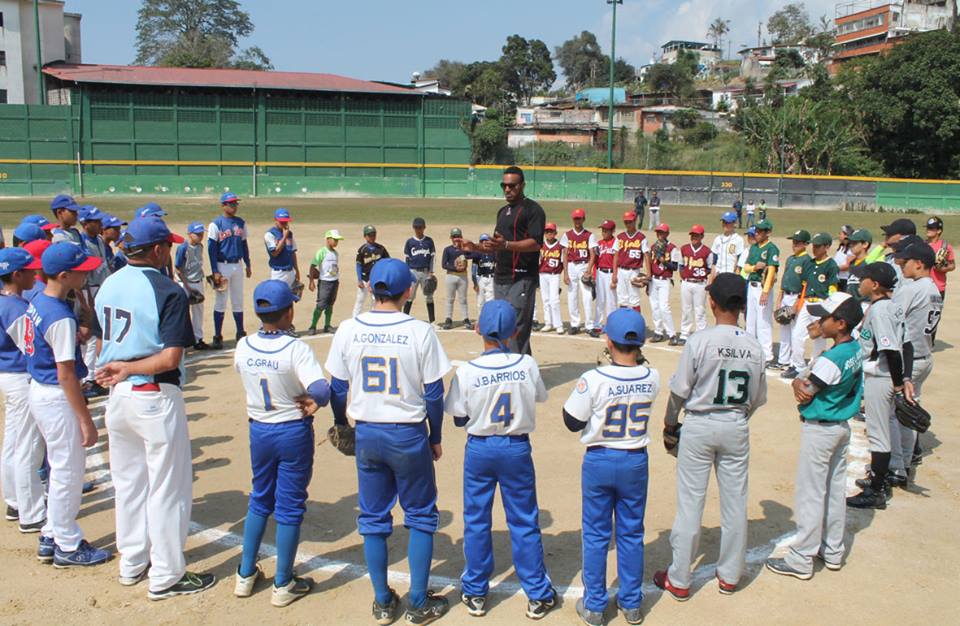 Clínica de béisbol dictó pitcher de Cardenales de Lara en Carrizal