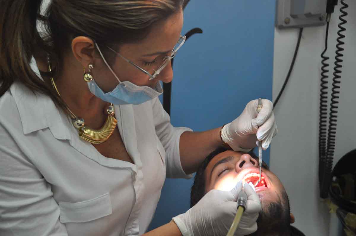 Odontólogos compran insumos en el mercado negro