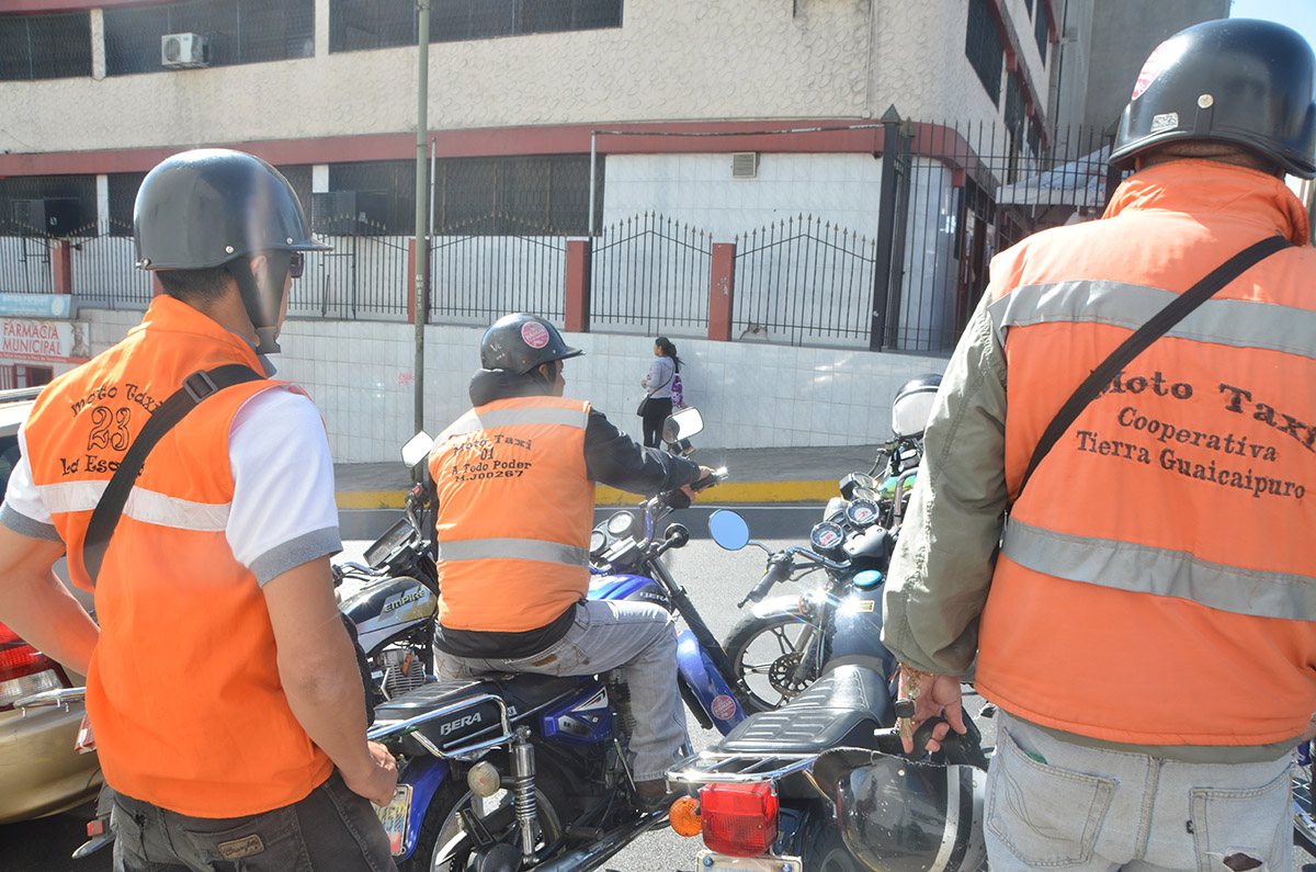 Multan con 5 UT a  motorizados sin casco