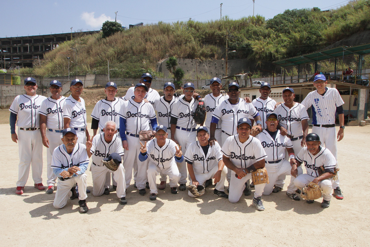 Sexta corona consecutiva para Doctores en softbol superviagra plus